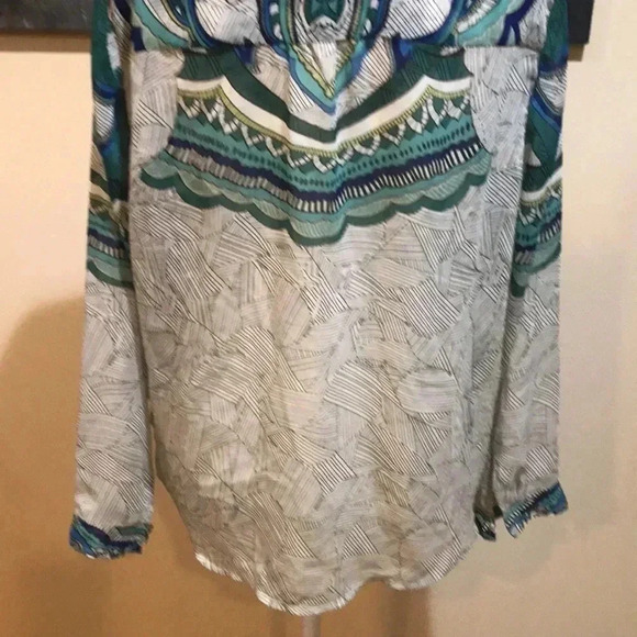 Chicos Sheer Paisley Design Long Sleeved Top w/Rounded Hem V Neck Collar Size 2 - Picture 8 of 8